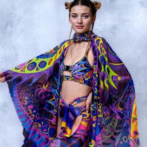 レディースUVサイケデリックバックルレイブセット、クロップトップ、チャップス、着物、レイブフード、セクシーなサイケデリックレイブ衣装付きトリッピーフェスティバル衣装