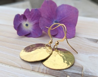 Gold Disc Ohrringe, Messing Ohrring, Mix und Match Ohrringe, minimalistische Ohrringe, Brautjungfer Geschenk, Gehämmerter Messing, strukturierter Ohrring