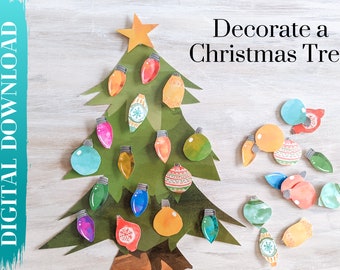 Könnte beinhalten: Ein grüner Papier-Weihnachtsbaum mit einem gelben Stern oben. Der Baum ist mit bunten Ornamenten und Lichtern geschmückt. Die Ornamente sind auf einer hellen Holzoberfläche um den Baum herum verstreut. Der Text "Schmücke einen Weihnachtsbaum" steht in Schwarz oben im Bild.