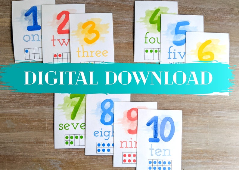 Pu&ograve; includere: Un set di dieci carte educative rettangolari con i numeri da uno a dieci in stile acquerello. Ogni carta mostra una cifra grande, la parola scritta corrispondente e una griglia a dieci punti. &Egrave; presente il testo DIGITAL DOWNLOAD.