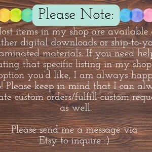 K&ouml;nnte beinhalten: Ein dunkelbrauner Holzmaserungshintergrund mit einer horizontalen Reihe bunter runder Perlen am oberen Rand. Der Text lautet: Please Note: Most items in my shop are available as either digital downloads or ship-to-you laminated materials. Please send me a message via Etsy to inquire :)