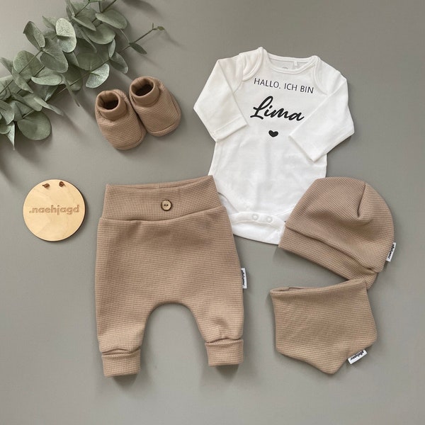 Personalisiertes Babyset, Body mit Namen, Hose, Beanie, Halstuch, Gr. 56-62, Geschenk zur Geburt, Erstausstattung Baby mit Namen