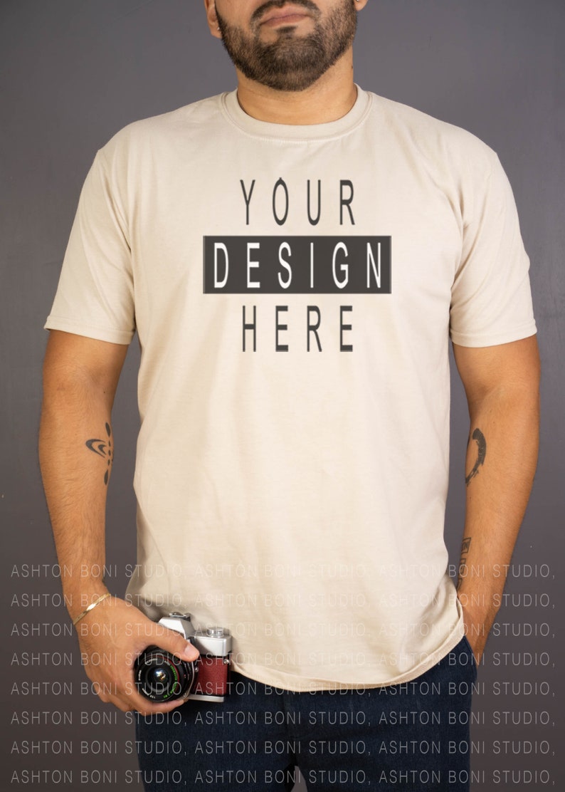 Download Gildan Mockup 64000 Softstyle Gildan T-shirt männliche ...