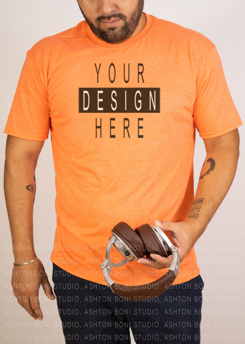 Download Gildan Mockup 64000 Softstyle Gildan T-shirt männliche ...