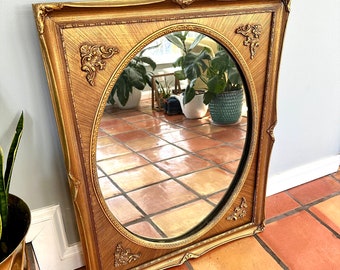 MACHTIGER 1970S Gold Vergoldeter Wandspiegel | Hollywood Regency Holz Rechteck Oval Spiegel | Verzierter Spiegel im Empire-Stil mit Rahmen für 34 Zoll x 28 Zoll