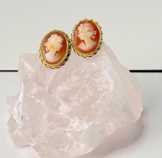 Vintage Solid 14K Gold Italian Hand Carved Shell Cameo Earrings Signed ZZ Sardelli