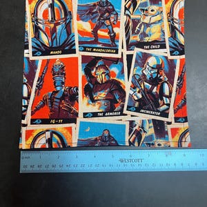 Puede incluir: Tela cuadrada con ilustraciones coloridas de personajes de una popular serie de ciencia ficci&oacute;n. Las im&aacute;genes incluyen a Mando, The Mandalorian, The Child, IG-11, The Armorer y el Incinerator. La tela mide aproximadamente 25 cm de ancho.