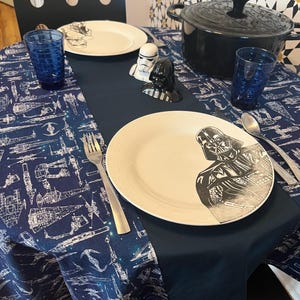 Star Wars ruimteschip tafelkleed, 48 inch vierkant past op ronde tafels en kaarttafels, AT-AT, X Wing, Millennium Falcon, Star Destroyer, nerd geek cadeau