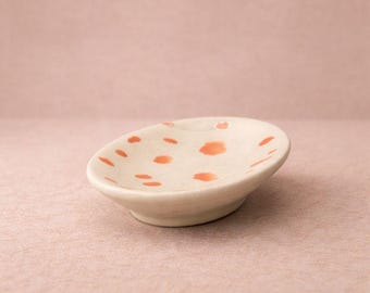 Miniplato de cerámica con lunares y decoración con estampado animal