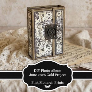 Op de afbeelding: Een rechthoekig fotoalbum met een crème en zwart damastpatroon en een donkere metalen sluiting op de voorkant. Het album wordt getoond naast vintage bladmuziek en witte kanten stof, wat zorgt voor een klassiek en gestructureerd ontwerp.