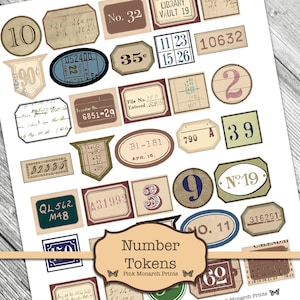 Op de afbeelding: Een set vintage-stijl nummertokens met verschillende lettertypen en ontwerpen. De tokens zijn gedrukt op wit papier met een verweerde, verouderde uitstraling. Sommige tokens bevatten nummers, terwijl andere woorden bevatten zoals "Bibliotheekkluis" en "Overboekingsnr."