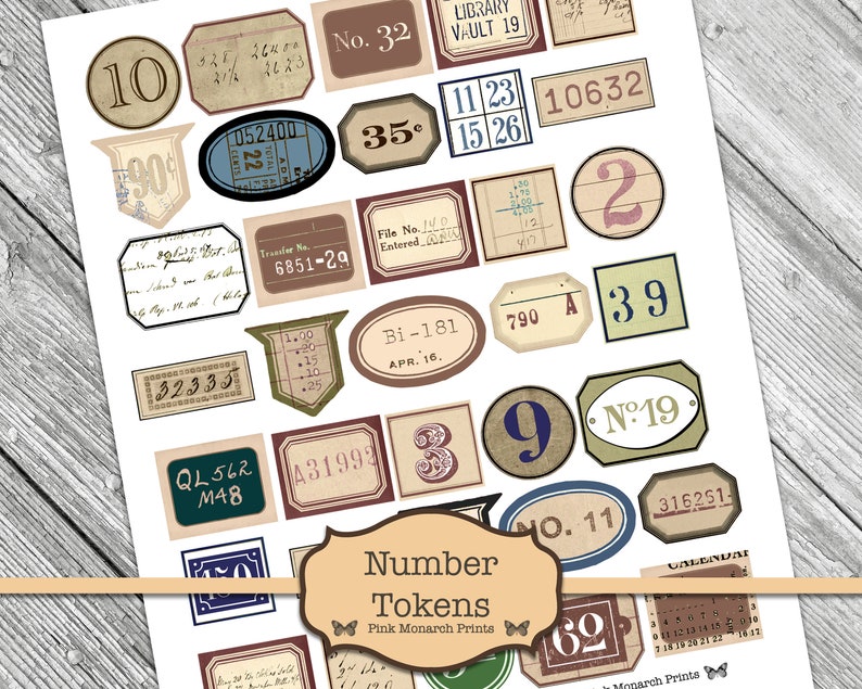 Op de afbeelding: Een set vintage-stijl nummertokens met verschillende lettertypen en ontwerpen. De tokens zijn gedrukt op wit papier met een verweerde, verouderde uitstraling. Sommige tokens bevatten nummers, terwijl andere woorden bevatten zoals "Bibliotheekkluis" en "Overboekingsnr."