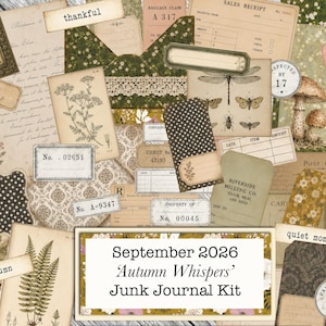 Op de afbeelding: Een verzameling vintage-stijl papier-ephemera met botanische illustraties van varens en paddenstoelen, labels met patronen, bonnetjes en etiketten. De set bevat teksten zoals 'thankful', 'hello autumn', 'quiet moments' en 'September 2026 Autumn Whispers Junk Journal Kit' in diverse lettertypes.