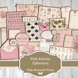 Könnte beinhalten: Eine Sammlung von Papier-Ephemera im Vintage-Stil mit rosa Blumenillustrationen, Schmetterlingsmotiven, Briefmarken, Gepäckanhängern, Spielkartensymbolen und verschiedenen gedruckten Texten auf gealtertem, cremefarbenem Papier.