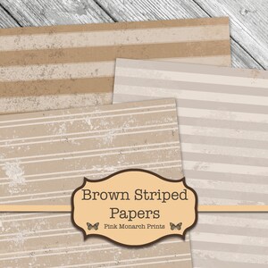 K&ouml;nnte beinhalten: Drei Bl&auml;tter braunes und wei&szlig; gestreiftes Papier mit einem abgenutzten, Vintage-Look. Das Papier ist in einem Stapel angeordnet, wobei das oberste Blatt nach unten gefaltet ist, um das darunterliegende Blatt zu zeigen. Der Text "Brown Striped Papers" ist auf einem braunen Etikett mit einem Schmetterlingsdesign gedruckt.