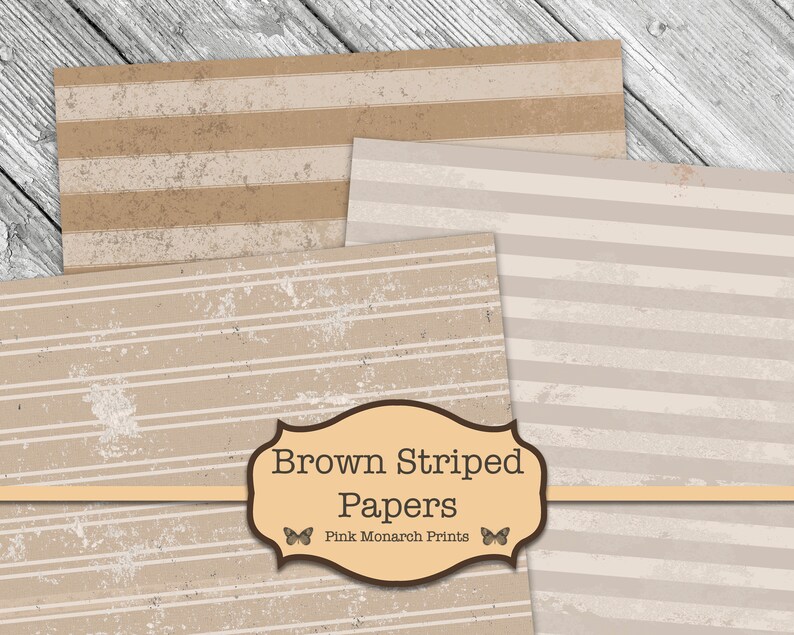 K&ouml;nnte beinhalten: Drei Bl&auml;tter braunes und wei&szlig; gestreiftes Papier mit einem abgenutzten, Vintage-Look. Das Papier ist in einem Stapel angeordnet, wobei das oberste Blatt nach unten gefaltet ist, um das darunterliegende Blatt zu zeigen. Der Text "Brown Striped Papers" ist auf einem braunen Etikett mit einem Schmetterlingsdesign gedruckt.