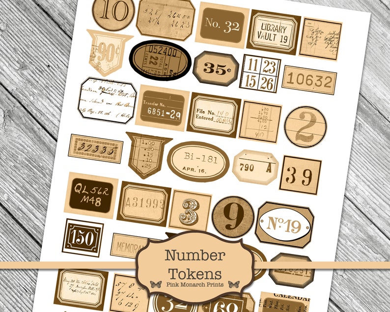 Op de afbeelding: Een vel met vintage-stijl nummertokens, gedrukt op wit papier met een bruine achtergrond. De tokens bevatten verschillende nummers, waaronder 10, 90, 35, 11 23, 15 26, 10632, 2, 39, 790, 9 en 19. De tokens zijn omgeven door een bruine rand en de tekst "Number Tokens" is in bruin onderaan het vel gedrukt.