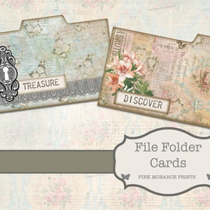 Op de afbeelding: Twee vintage-stijl file folder kaarten met bloemmotieven. De eerste kaart heeft een sleutelgatontwerp en het woord "TREASURE" erop gedrukt. De tweede kaart heeft een bloemmotief en het woord "DISCOVER" erop gedrukt. De kaarten zijn gelabeld met "File Folder Cards" en "PINK MONARCH PRINTS".