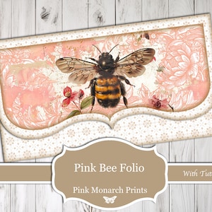 Può includere: Folio rosa con ape, con tutorial. Il folio presenta un design floreale rosa con un'ape al centro. Il testo "Pink Monarch Prints" è nella parte inferiore dell'immagine.