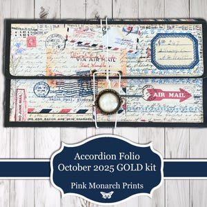 Op de afbeelding: Een accordeonfolio met een vintage luchtpostthema. Het folio toont een collage van postzegels, handgeschreven tekst en luchtpostmarkeringen in rood, blauw en beige. Het folio is vastgemaakt met een touwtje en een decoratieve sluiting. De tekst "Accordion Folio October 2025 GOLD kit" is zichtbaar.