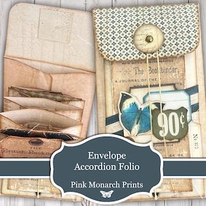 Può includere: Un folio a fisarmonica vintage con più tasche. Il folio è realizzato in carta invecchiata e ha una chiusura con bottone. Una farfalla blu e il testo "90¢" sono visibili sul davanti. È presente anche il testo "Envelope Accordion Folio". Un oggetto unico.