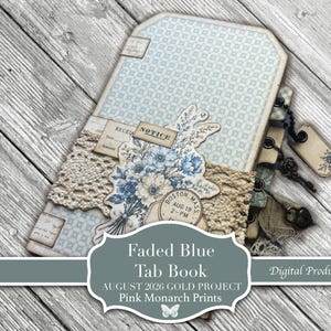 Puede incluir: Un libro con pestañas que presenta un patrón geométrico azul claro, superpuesto con encaje beige, una ilustración floral y etiquetas de papel estilo vintage con el texto NOTICE, BOSTON, MASS, AUG 19, 2-PM. Dijes metálicos están unidos a los lados.