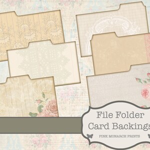 Op de afbeelding: Set van zes vintage-stijl file folder kaart achtergronden met verschillende patronen, waaronder bloemen, kant en strepen. De achtergronden zijn beige en cr&egrave;me met roze accenten. De tekst "File Folder Card Backings" en "PINK MONARCH PRINTS" wordt weergegeven op een bruine banner.