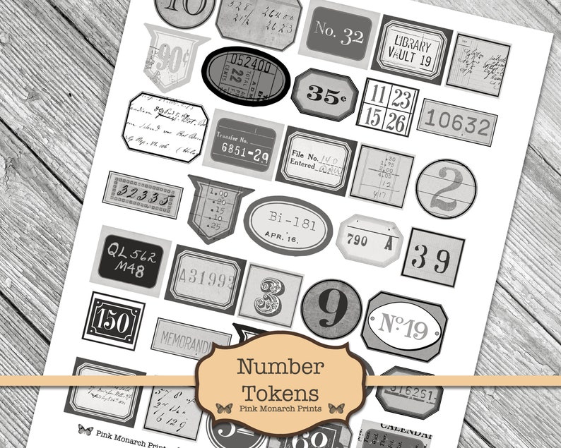 Op de afbeelding: Zwart-witte printbare nummertokens met verschillende lettertypen en ontwerpen. De tokens omvatten de nummers 1 tot en met 9, 11, 15, 19, 22, 23, 26, 32, 35, 39, 56, 79, 90, 106, 150, 181, 251, 319, 400, 562, 625, 685, 790, 916, 1063, 2400, 3199, 4319, 6851, 9162, 10632 en 16251. De tokens zijn gelabeld met "Number Tokens" en "Pink Monarch Prints".