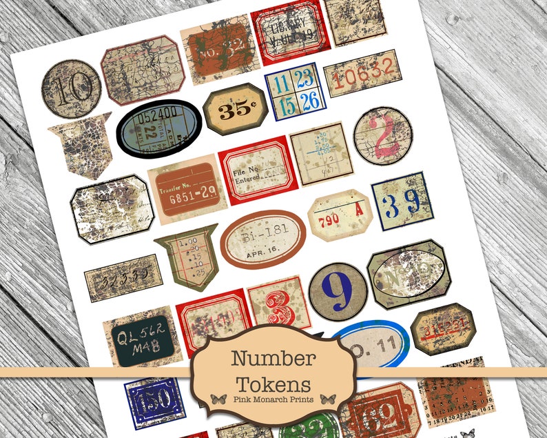 Op de afbeelding: Een set vintage-stijl nummertokens met beschadigde randen en een versleten, verbleekte uitstraling. De tokens bevatten verschillende nummers, waaronder 10, 35, 11, 23, 15, 26, 10632, 790, 39, 9, 11 en meer. De tokens zijn gedrukt op een witte achtergrond.