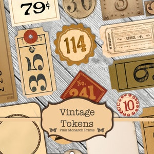 以下が含まれることがあります： 「チケット 233」、「79&cent;」、「114」、「No. 241」、「ヴィンテージ トークン」、「ピンク モナーク プリント」、「10」、「100」、「49」、「MMOZEGDX」、「CONNCE」、「ANDYREXW」、「6」など、数字とテキストが書かれたヴィンテージ トークン。トークンは木製の背景の上に置かれています。