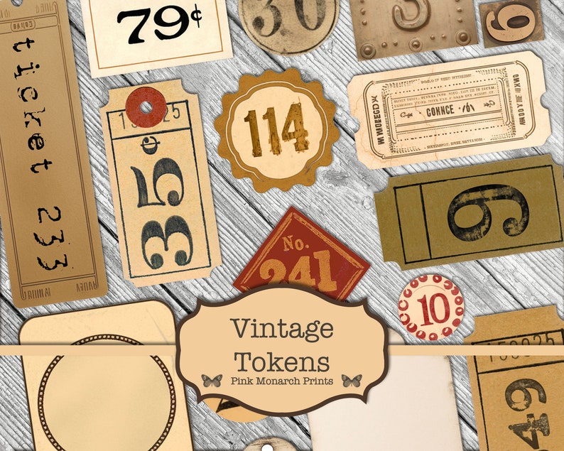 以下が含まれることがあります： 「チケット 233」、「79&cent;」、「114」、「No. 241」、「ヴィンテージ トークン」、「ピンク モナーク プリント」、「10」、「100」、「49」、「MMOZEGDX」、「CONNCE」、「ANDYREXW」、「6」など、数字とテキストが書かれたヴィンテージ トークン。トークンは木製の背景の上に置かれています。
