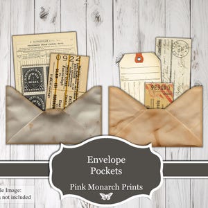 Puede incluir: Dos sobres de papel marrón con efímeras vintage en su interior. Los sobres están abiertos y las efímeras son visibles. Los sobres están sobre un fondo de madera blanca. El texto en las efímeras dice "0922 EXCURED Rossnowlagh TO Clar CEAR (S) ROSSN 11(X) R 040636 reis". El texto debajo de los sobres dice "Sobres con bolsillos Pink Monarch Prints".