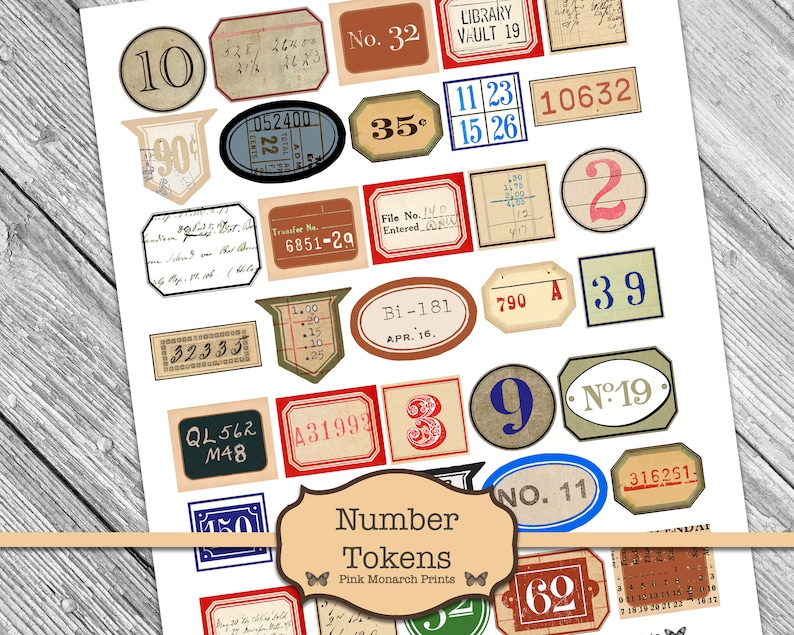 Op de afbeelding: Een vel met vintage-stijl nummertokens met verschillende lettertypen en kleuren. De tokens bevatten nummers van 2 tot 90, sommige met extra tekst zoals "No. 19" en "Library Vault 19".