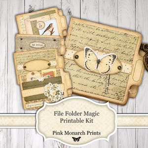 Peut inclure: Une collection de dossiers en papier avec une écriture de style vintage, une découpe de papillon et des éphémères. Les dossiers sont décorés d'illustrations botaniques, d'une image d'oiseau et du texte 'BE STILL'. Une breloque en métal est fixée.