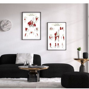 Peut inclure: Deux tableaux anatomiques encadrés du corps humain, montrant les muscles du haut et du bas du corps. Les tableaux sont dans des cadres noirs et sont accrochés à un mur blanc. Les tableaux sont dans un salon avec un canapé noir, une table basse et une table d'appoint.