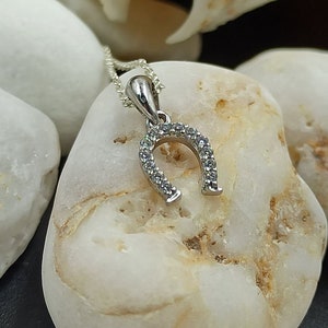 Naszyjnik Podkowa ze złota 14k, minimalistyczny naszyjnik, naszyjnik na szczęście, podkowa na szczęście, naszyjnik z białego złota, naszyjnik dla kobiet, amulet na szczęście