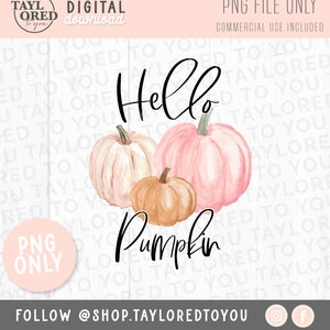 K&ouml;nnte beinhalten: Aquarell-Illustration von drei K&uuml;rbissen mit dem Text "Hello Pumpkin" in schwarzer Schrift. Die K&uuml;rbisse sind rosa, wei&szlig; und orange.