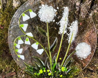 Atrapasueños con imagen de ventana de flores blancas de verano