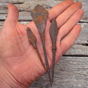 x3 original medeltida pilspetsar, vikingatid, Ryssland, 1000-talet e.Kr.