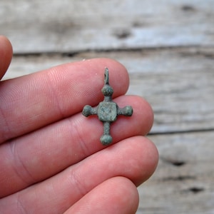 Véritable pendentif cruciforme médiéval, âge viking vers 11e siècle croix en bronze, pendentif antique paléochrétien