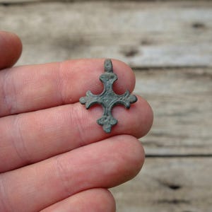 Pendentif cruciforme original de l&#39;ère viking avec poutres en forme de lys, pendentif paléochrétien vers le XIe siècle, croix équilatérale en bronze antique