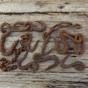 Ensemble de grands crochets anciens en acier forgé, crochets de suspension forgés rouillés