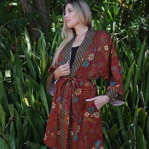 Kurze Kimono-Robe aus Seide mit Blumenmuster - Elegante Boho-Brautjungfer-Kleidung - Flitterwochen-Seidenrobe mit Seitentaschen Weihnachtsgeschenk -Bali-Seidenpyjama