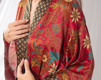 Bata tipo kimono de satén sedoso con estampado floral rojo: bata estilo batik bohemio