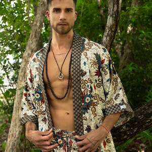 Creme Kurzes Seiden Bali Batik Kimono Robe Set - spirituelles Boho Geschenk für Männer Handgefertigtes Festival Loungewear