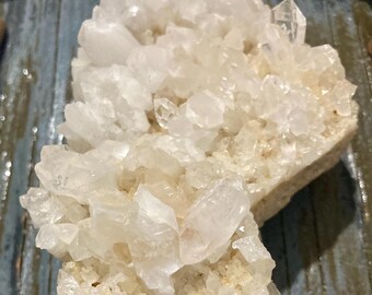 Grupo de cristales de cuarzo transparente: decoración del hogar, piedra para meditación
