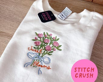 Sudadera blanca de cuello redondo con bordado floral Sweet Blooms Primavera