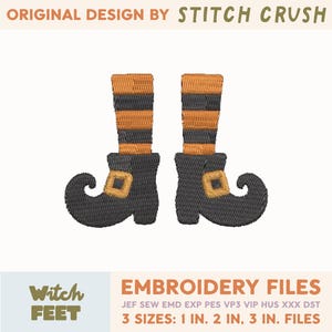Pode incluir: Um design de bordado apresentando um par de pernas de bruxa com meias listradas em laranja e preto e sapatos pretos de bico curvado com fivelas douradas. O texto diz ORIGINAL DESIGN BY STITCH CRUSH, WITCH FEET e EMBROIDERY FILES 1 IN. 2 IN. 3 IN. FILES.