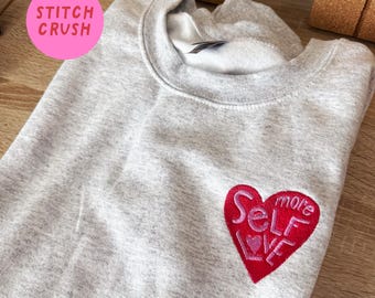 Sudadera gris ceniza con cuello redondo y bordado de corazón "Love Cute"