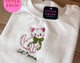 Sudadera blanca de cuello redondo bordada con diseño de "Mamá Gata"